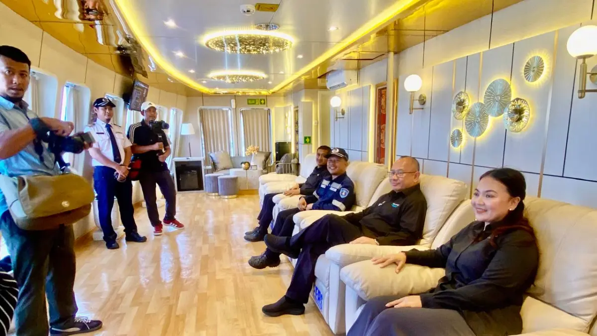 CEK KESIAPAN: Direktur Operasional ITDC Troy Reza Warokka (tengah) bersama Manajemen PT DLU Cabang Lembar Firman Dandi saat meninjau fasilitas dan kelayakan armada penyeberangan KM Dharma Kencana jelang puncak gelaran MotoGP Mandalika, Selasa (6/10).&nbsp; (Foto: Toni/Lombok Post)