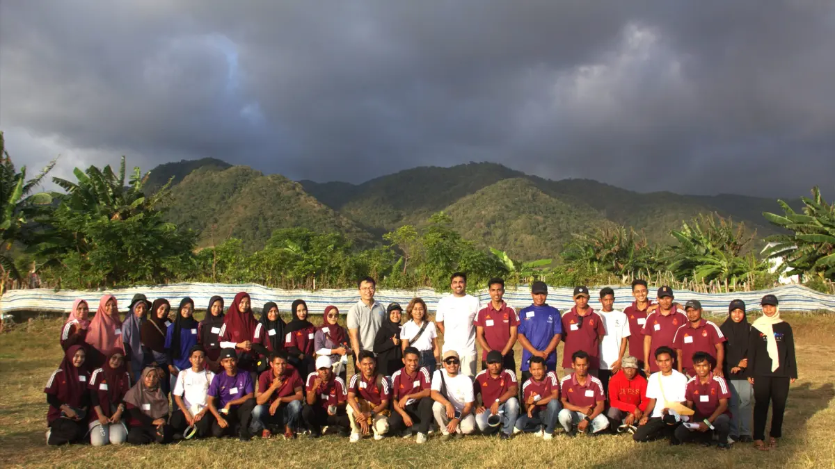 PELUNCURAN: Tim dari Abbott dan Harapan Project saat peluncuran ‘Beat Malnutrition’ di Sumbawa, Indonesia. Dalam kegiatan ini, mereka melatih hampir 40 pelatih dan guru, serta melakukan skrining terhadap lebih dari 100 anak di Sumbawa untuk mengidentifikasi risiko malnutrisi. (IST/LOMBOK POST)