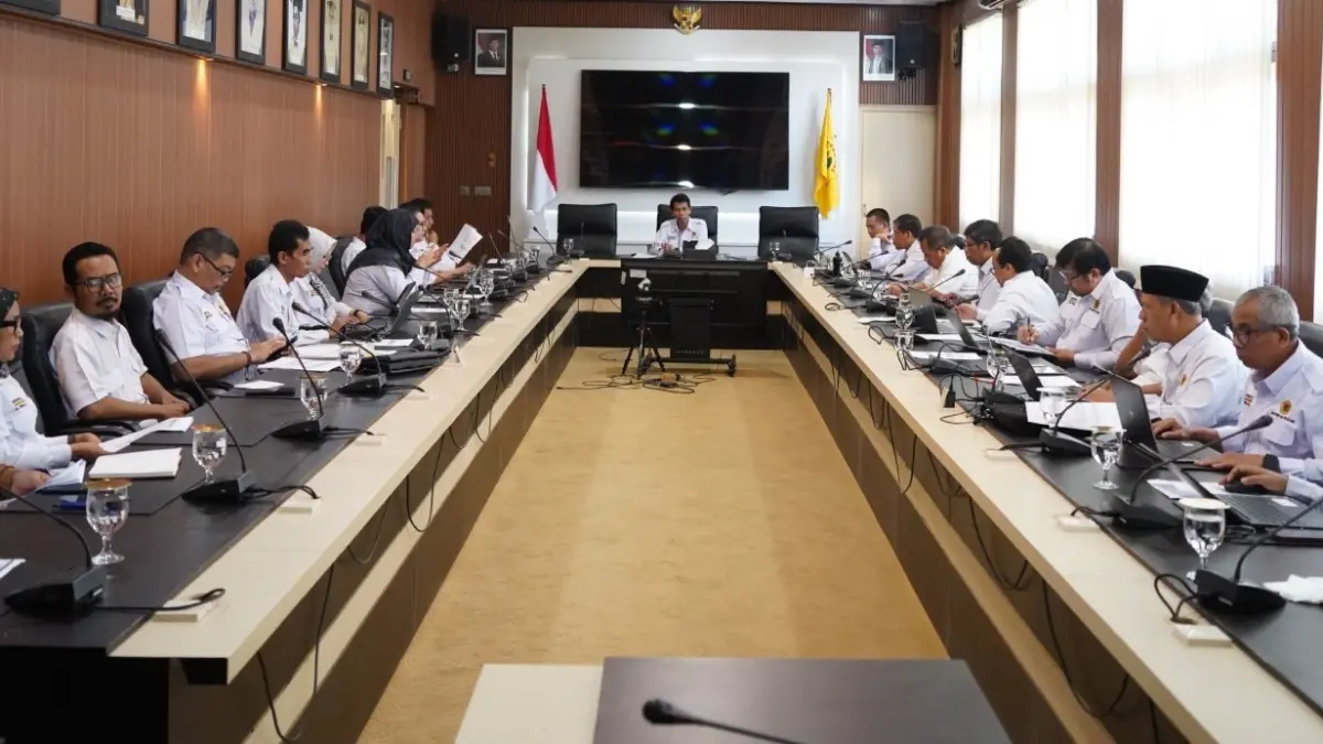 RAKORPIM: Rektor Unram Prof Sukardi (depan) memimpin Rakorpim di Ruang Sidang Rektor Unram, Senin (5/10). Rakorpim Unram perkuat riset, publikasi internasional digenjot.