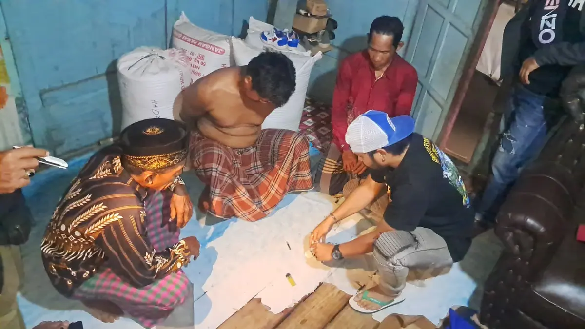 Anggota Satresnarkoba Polres Bima Kota menggeledah rumah FH, Senin (5/10).