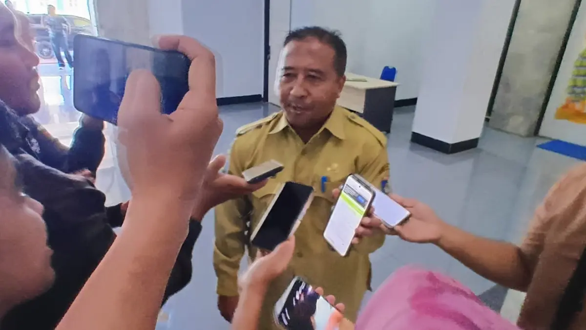 BUKTI PENGEMBALIAN: Inspektur Lobar Suparlan menunjukkan bukti pengembalian kerugian hasil temuan, Senin (5/10). (NURUL/LOMBOK POST)