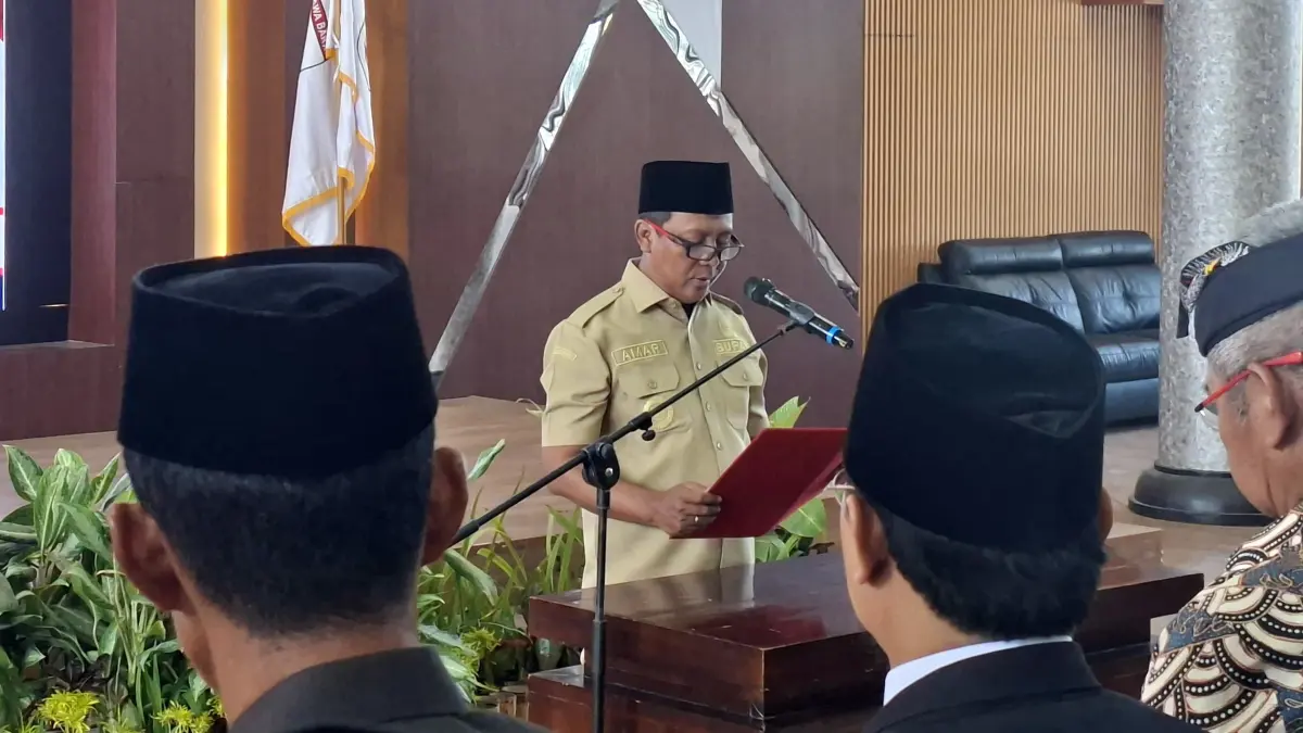 Bupati KSB Amar Nurmansyah melantik pengurus FKUB KSB, Selasa (6/10).