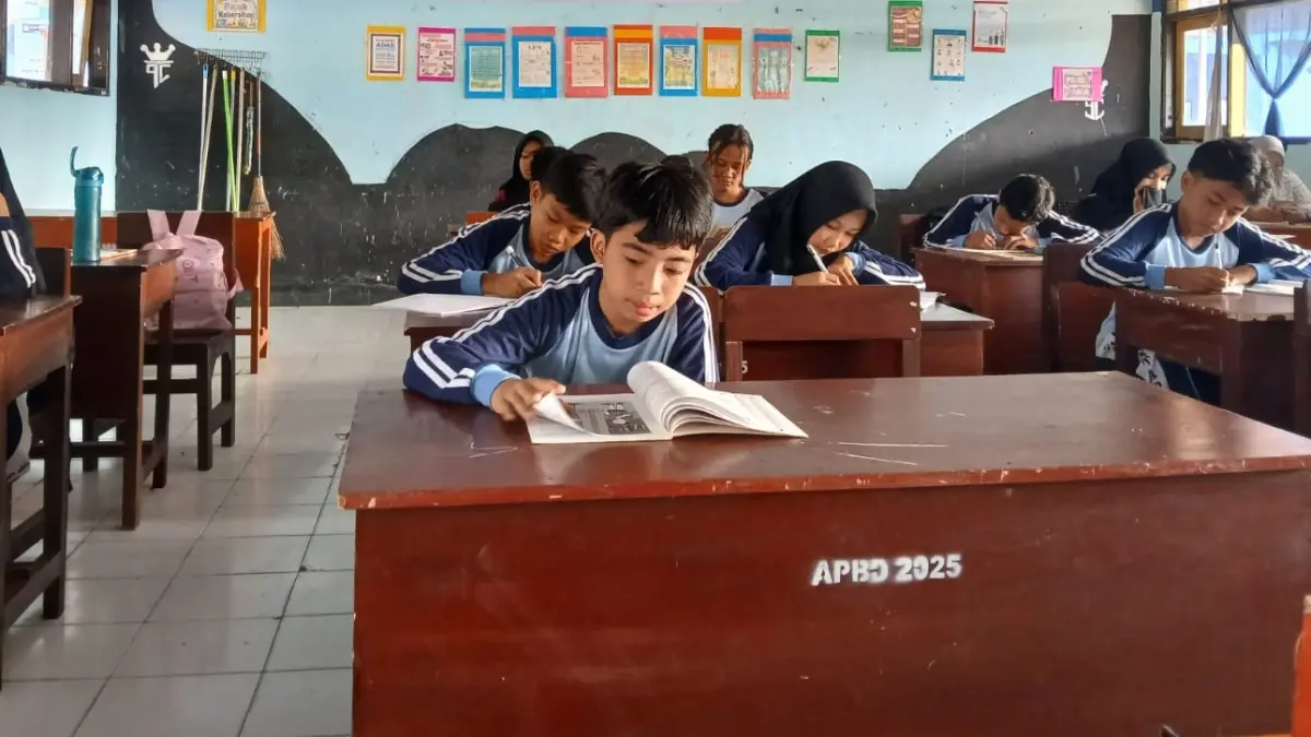 GERAKAN LITERASI: Siswa SMPN 16 Mataram membaca buju fiksi di perpustakaan sekolah setempat, belum lama ini.