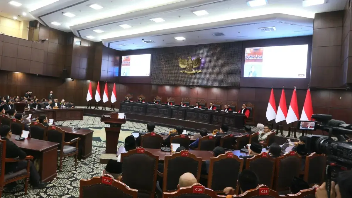 Ketua Mahkamah Konstitusi (MK) Suhartoyo (tengah) memimpin sidang putusan terkait Perselisihan Hasil Pemilihan Umum (PHPU) yang menyoroti syarat pendidikan Wakil Presiden Gibran Rakabuming Raka di Gedung Mahkamah Konstitusi, Jakarta, Rabu (16/9/2026). (Dery Ridwansah/ JawaPos.com)
