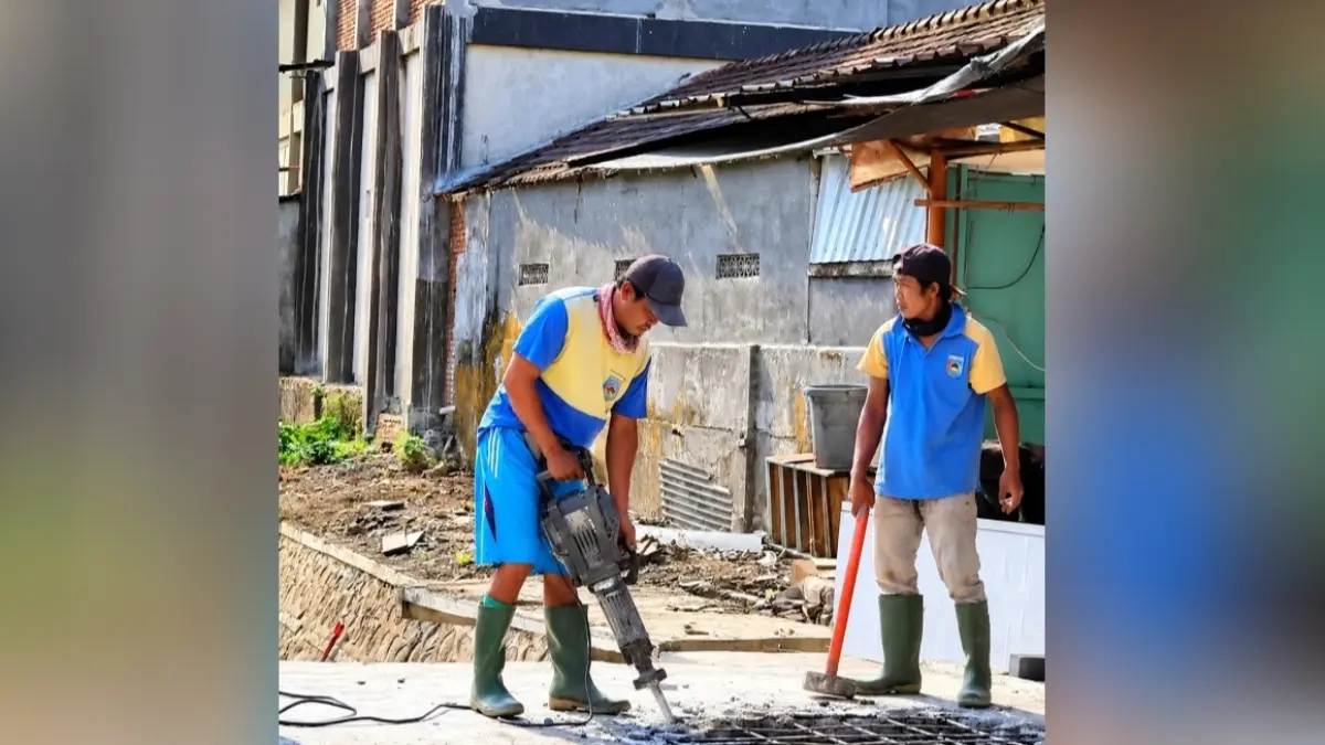 Petugas membongkar paksa jembatan yang dibangun pedagang di jalan Mahoni.