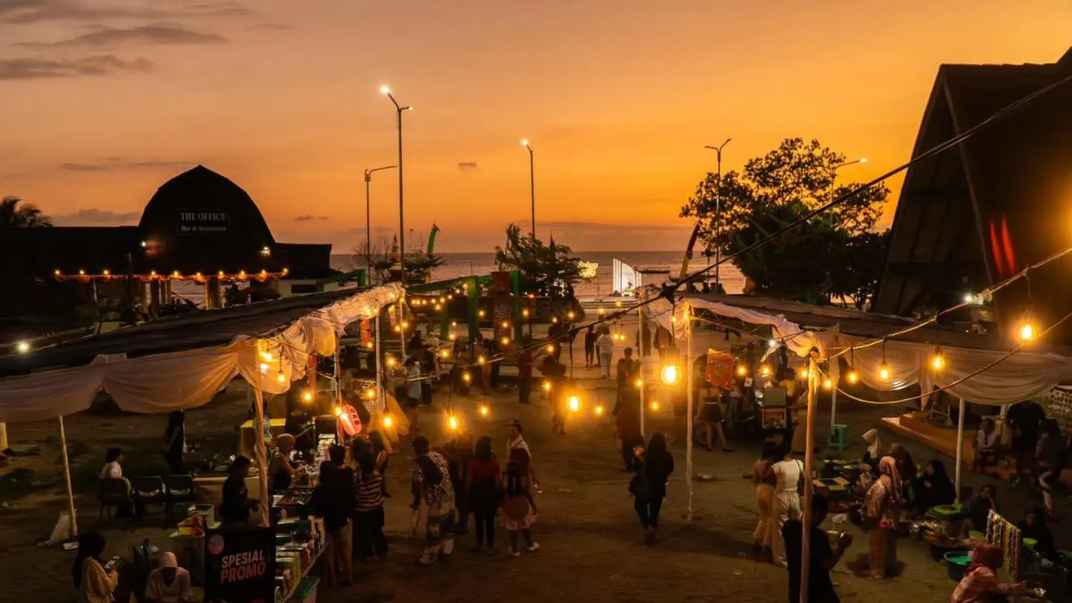RAMAI DIKUNJUNGI: Beberapa wisatawan saat mengunjungi pasar Seni Senggigi, beberapa hari lalu. (DISPAR LOBAR FOR LOMBOK POST)