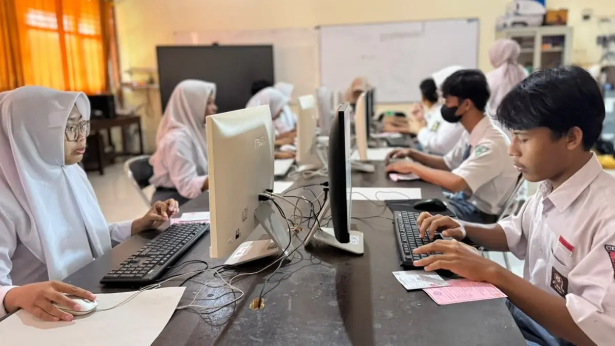 SIMULASI: Siswa SMAN 3 Mataram saat mengikuti simulasi TKA di sekolah setempat, Senin (5/10).