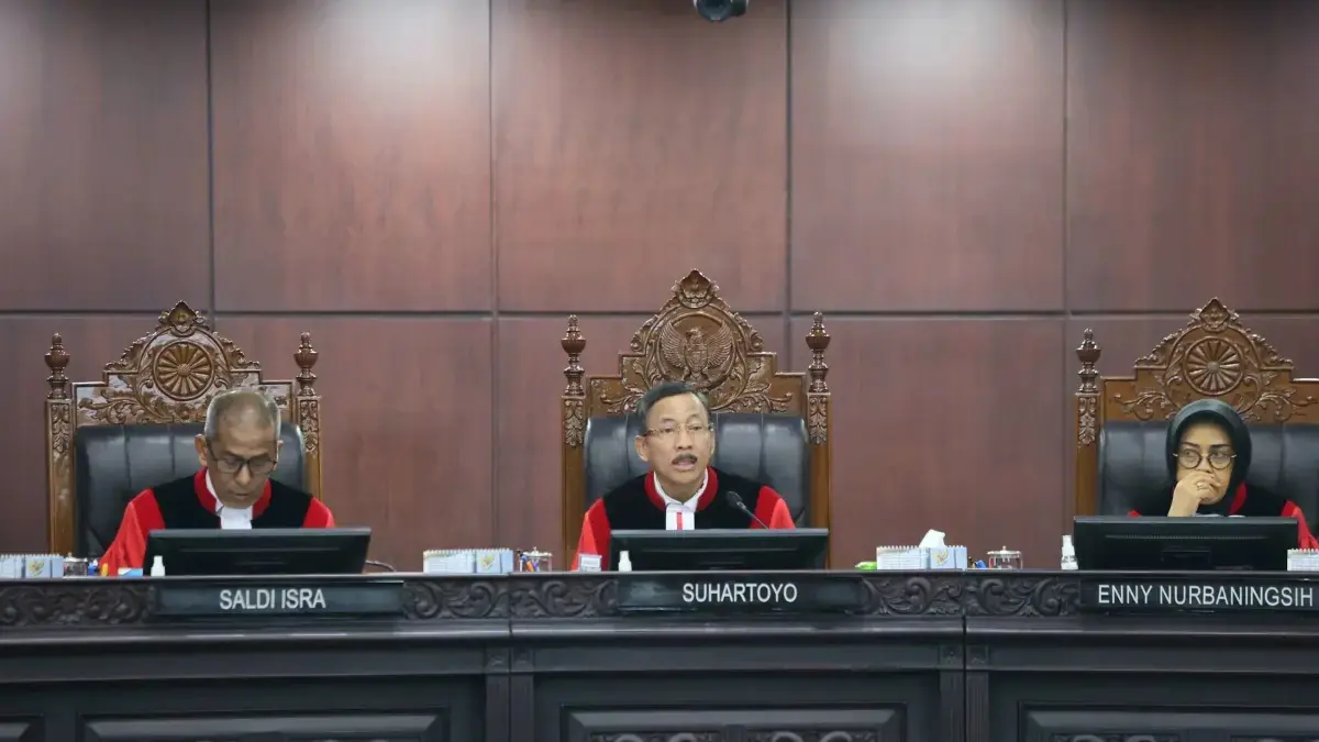 Ketua Mahkamah Konstitusi (MK) Suhartoyo (tengah) memimpin sidang putusan terkait Perselisihan Hasil Pemilihan Umum (PHPU) yang menyoroti syarat pendidikan Wakil Presiden Gibran Rakabuming Raka di Gedung Mahkamah Konstitusi, Jakarta, Rabu (16/9/2026). (Dery Ridwansah/ JawaPos.com)