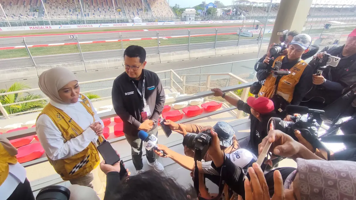 PASTIKAN FREKUENSI: Menteri Komunikasi dan Digital Meutya Viada Hafid (kiri) didampingi Plt Direktur Utama ITDC Ahmad Fajar usai meninjau kesiapan infrastruktur frekuensi selama balapan MotoGP Mandalika 2026 di Sirkuit Internasional Mandalika, Desa Kuta, Pujut, Lombok Tengah, Kamis (8/10).