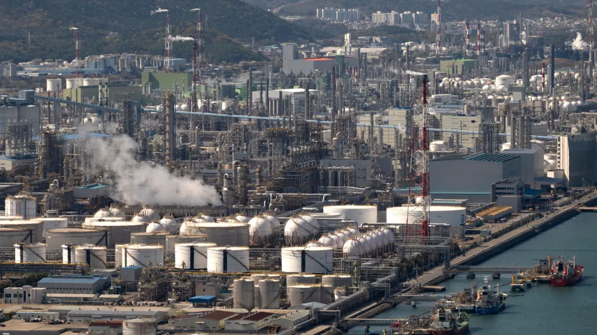 PERDAGANGAN GELAP: Tangki-tangki minyak di kompleks industri petrokimia terbesar di Korea Selatan (Korsel), Kompleks Industri Nasional Yeosu. Kapal dari Korsel diduga membawa BBM melalui mekanisme transfer antarkapal di dekat Yeosu. Tujuan akhir pengiriman diduga tidak selalu dicantumkan sebagai Rusia.  (Photo by Shin Yong-ju / AFP)