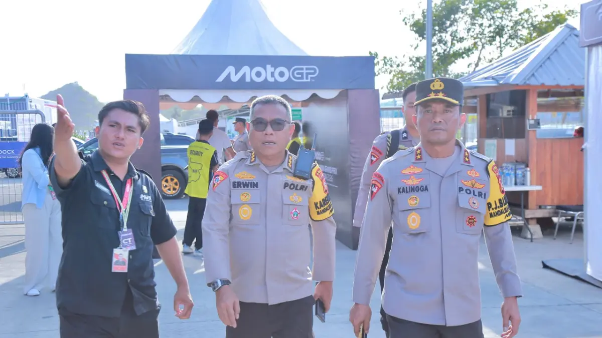 Kapolda NTB Irjen Pol. Kalingga Rendra Raharja (kanan) mengecek simulasi keluar-masuk penonton di Sirkuit Mandalika.