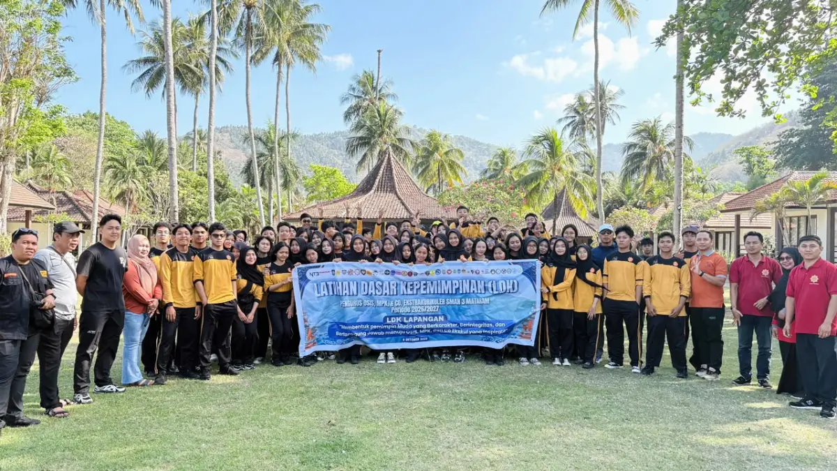 KEPENGURUSAN OSIS: Pengurus OSIS, MPK, dan koordinator ekstrakurikuler periode 2026/2027 melaksanakan LDK di Senggigi, Lombok Barat, Kamis (8/10).