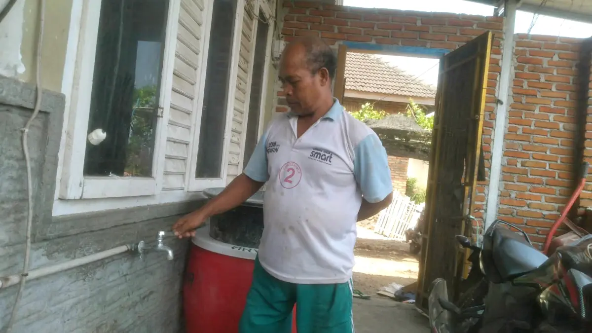 AIR PDAM: Salah seorang pelanggan PDAM di Desa Kabar saat mengecek air PDAM yang tidak kunjung datang.