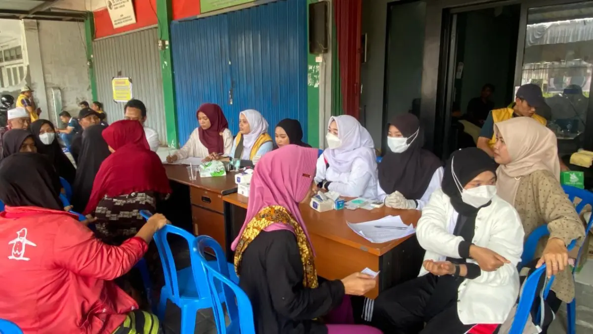 PEDULI: DPD Perindo Lobar menggelar kegiatan pegobatan gratis dan bagi sembako kepada masyarakat sekitar memperingati HUT ke-12, Sabtu (10/10).