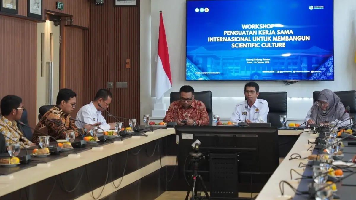 WORKSHOP: Rektor Unram Prof. Dr. Sukardi (depan/tengah) pada workshop penguatan kerja sama internasional membangun scientific culture di Ruang Sidang Rektor Unram, Senin (12/10).