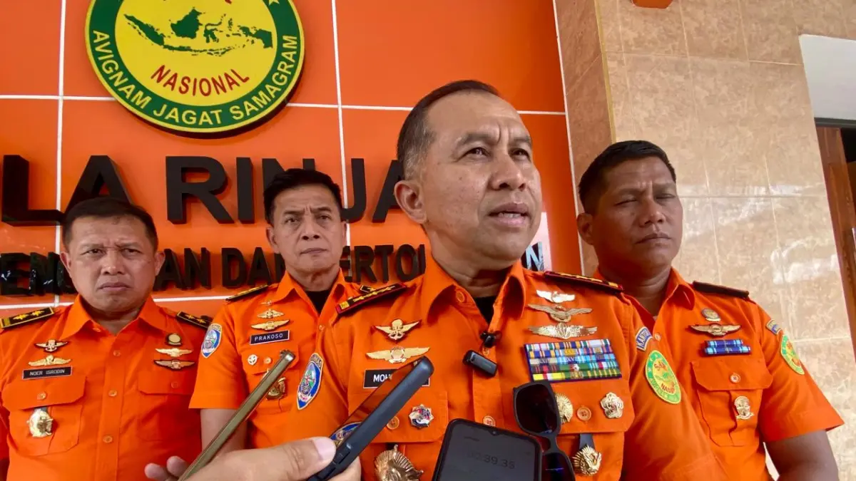 ARAHAN KABASARNAS: Kepala Basarnas Marsekal Madya TNI Mohammad Syafii (tengah) memberikan keterangan kepada awak media didampingi pejabat utama Basarnas dan Kepala Kantor SAR Mataram Muhamad Hariyadi saat memberikan pengarahan di Kantor SAR Mataram, Senin (12/10).