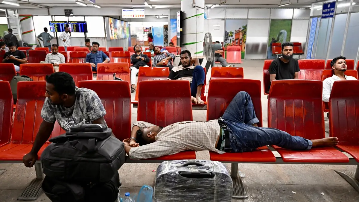 Para penumpang yang hendak menuju Arab Saudi masih tertahan di Bandara Internasional Hazrat Shahjalal, Dhaka, pada 12 Oktober 2026, setelah penerbangan mereka dibatalkan sehari setelah serangan Houthi di bandara internasional Riyadh. Otoritas penerbangan sipil Arab Saudi pada 12 Oktober memperpanjang penghentian operasional Bandara Internasional Riyadh menyusul serangkaian serangan mematikan oleh kelompok Houthi di tengah perang Yaman. (Photo by Piyas BISWAS / AFP)