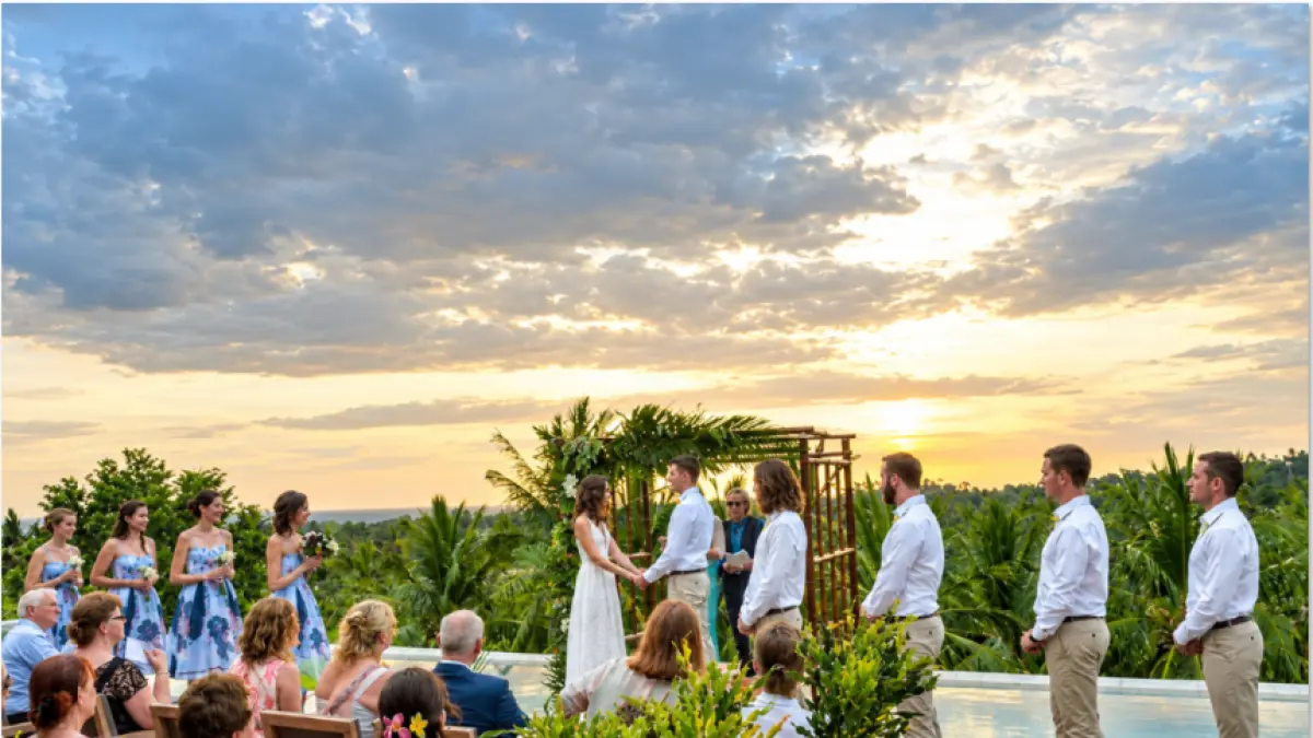 NIKAH INTIM: Suasana pernikahan romantis dengan panorama alam tropis di Svarga Resort Lombok, Senggigi. Resor ini menawarkan paket pernikahan eksklusif mulai Rp16 juta untuk 40 tamu undangan, lengkap dengan fasilitas dan layanan bagi pasangan pengantin. (DOK SVARGA RESORT LOMBOK)