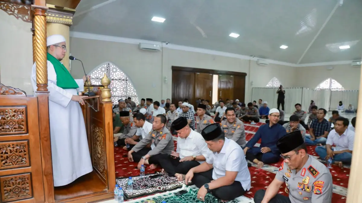 Habib Husain Al Hamid menyampaikan tausiyah di Masjid Polda NTB, Kamis (14/10).