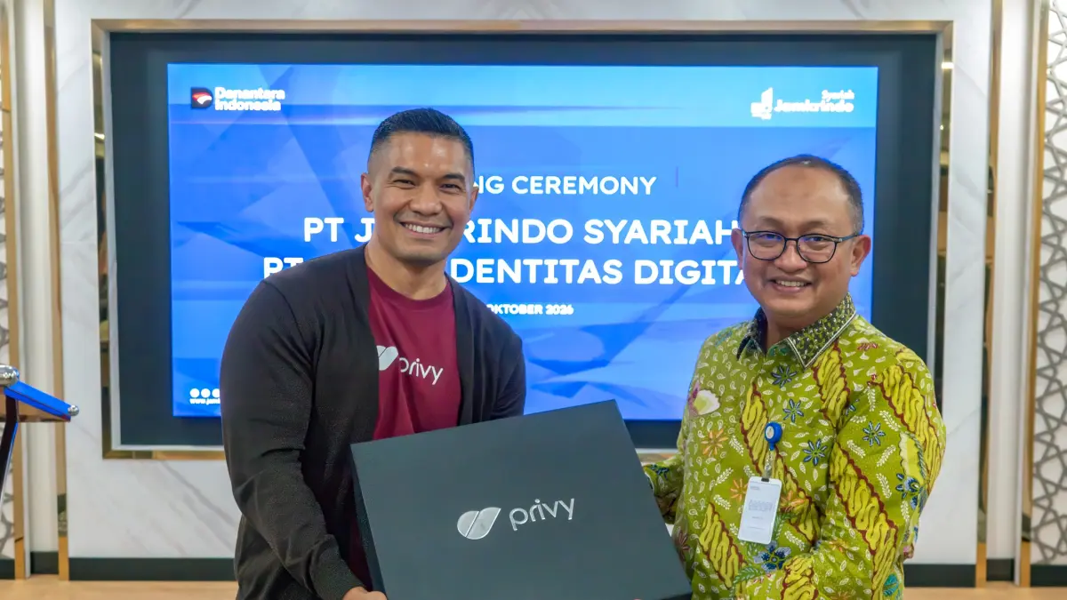 KERJA SAMA: Direktur Operasional sekaligus Pelaksana Tugas (Plt) Direktur Keuangan, SDM, dan Umum Jamkrindo Syariah Loesdarwanto (kanan) bersama Chief Business Officer Privy Brata R Rafly menunjukkan nota kesepahaman (MoU) yang ditandatangani, Selasa (13/10). (IST/LOMBOK POST)
