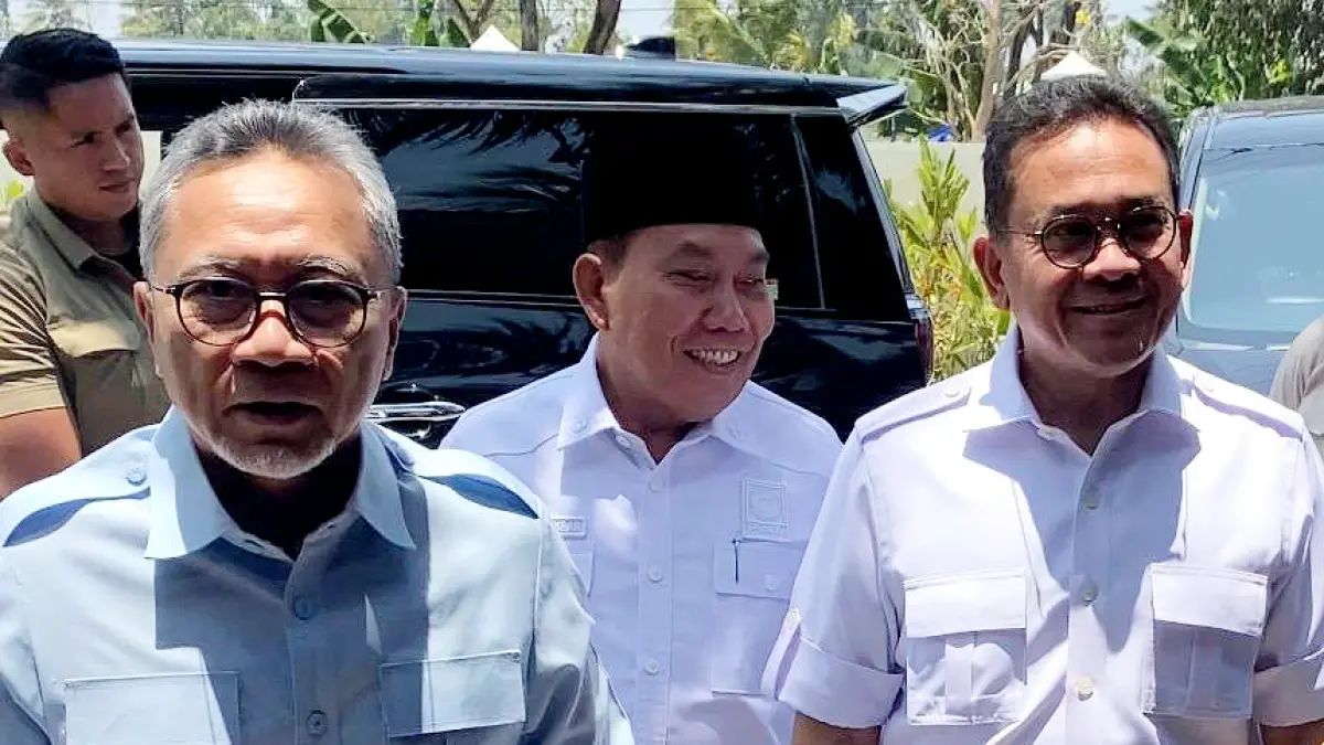 KONSOLIDASI ORGANISASI: Ketua DPP PAN Zulkifli Hasan (kiri) dan Menteri Perdagangan RI sekaligus Ketua DPW PAN NTB yang baru Budi Santoso (kanan) serta Anggota DPR RI Dapil Lombok dari PAN Muazzim Akbar saat konsolidasi di Rumah Makan Keker, Lombok Tengah, Selasa (13/10).