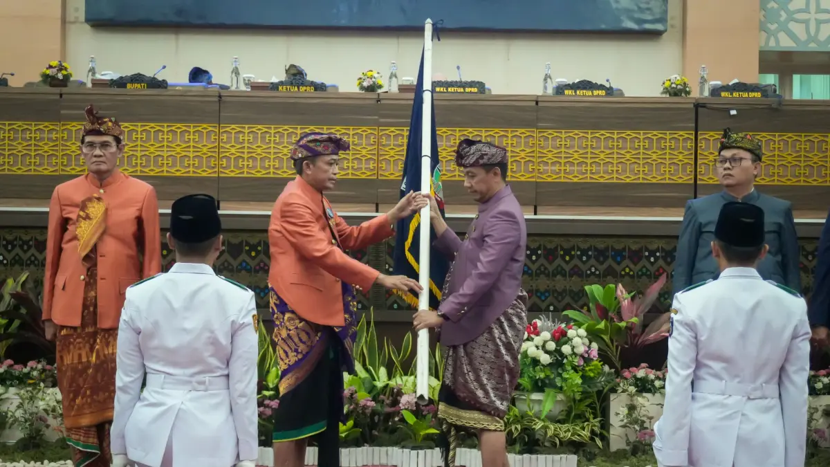KHIDMAT: Bupati Lombok Tengah Lalu Pathul Bahri menyerahkan bendera pataka kepada Ketua DPRD Lombok Tengah Lalu Ramdan sebagai tanda Peringatan Hari jadi Lombok Tengah ke-81 Tahun 2026 dalam sidang paripurna di gedung DPRD Lombok Tengah, Rabu (14/10).