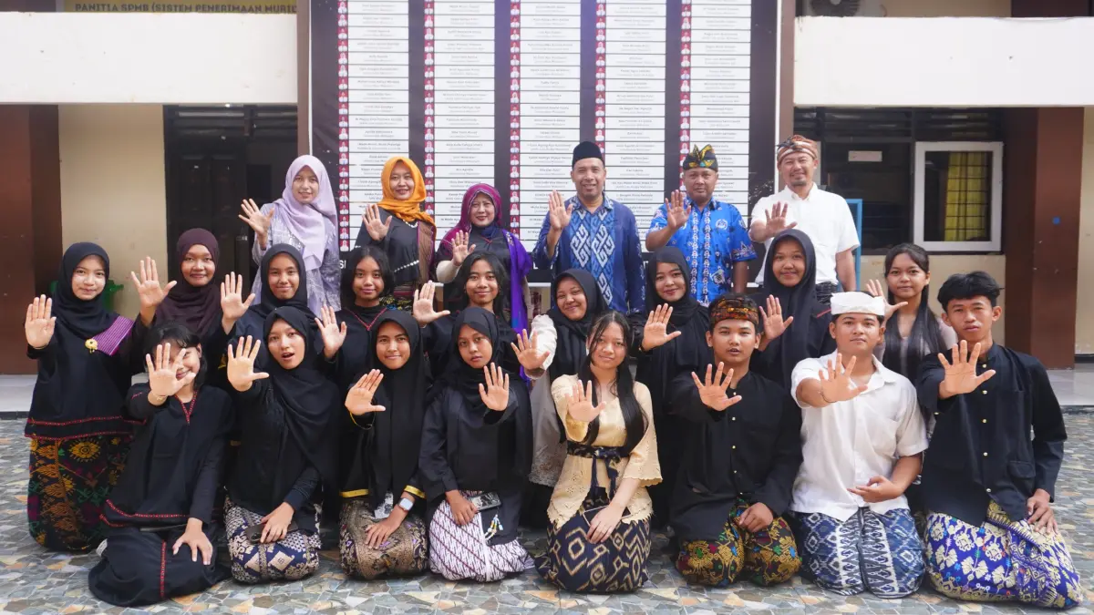 SMAN 9 Mataram menggelar Apel Bendera istimewa pada Kamis, 15 Oktober 2026 bertempat di lapangan utama sekolah.