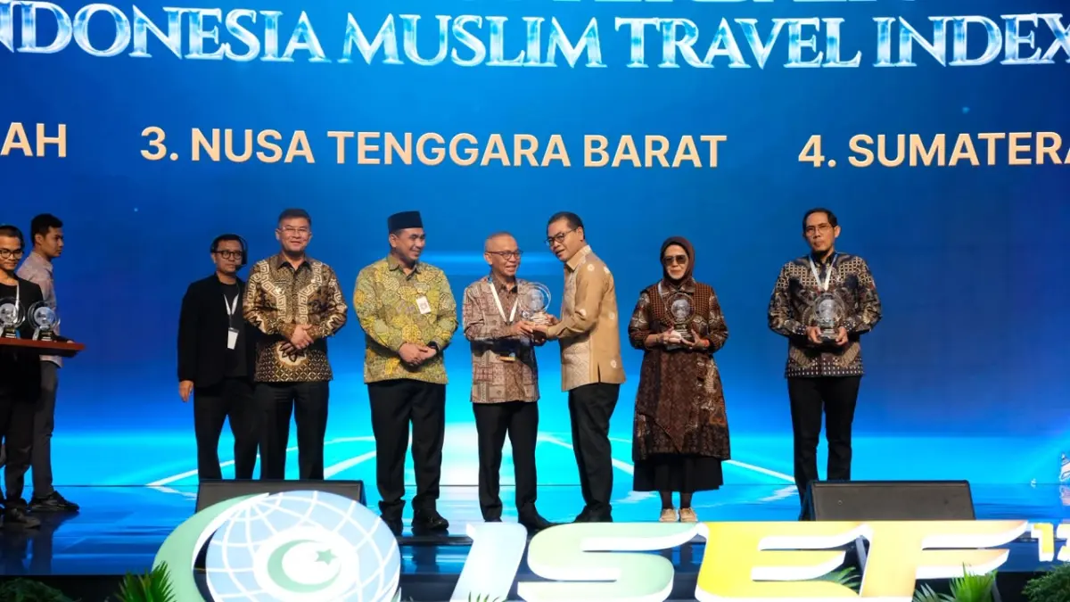 PENGHARGAAN: Sekretaris Daerah (Sekda) NTB Abul Chair (empat kanan) menerima penghargaan untuk NTB kategori Best Communication Performance of the Year dan Best Environment Performance of the Year dalam rangkaian Indonesia Sharia Economic Festival (ISEF) ke-13 di Jakarta International Convention Center (JICC), Jakarta, Jumat (16/10).