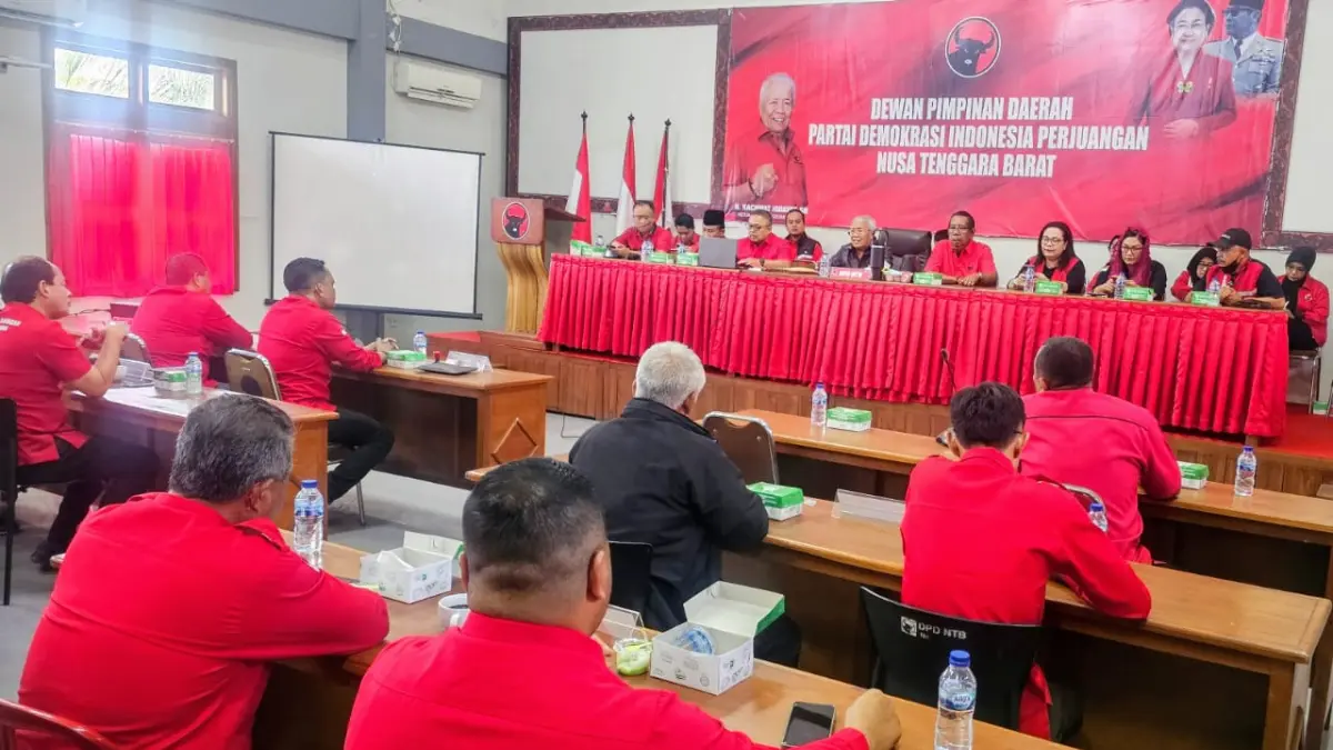 DPD PDIP NTB bulat mengusulkan pemberhentian Musyafirin setelah polemik jabatan komisaris bank daerah dan persoalan internal partai ini.