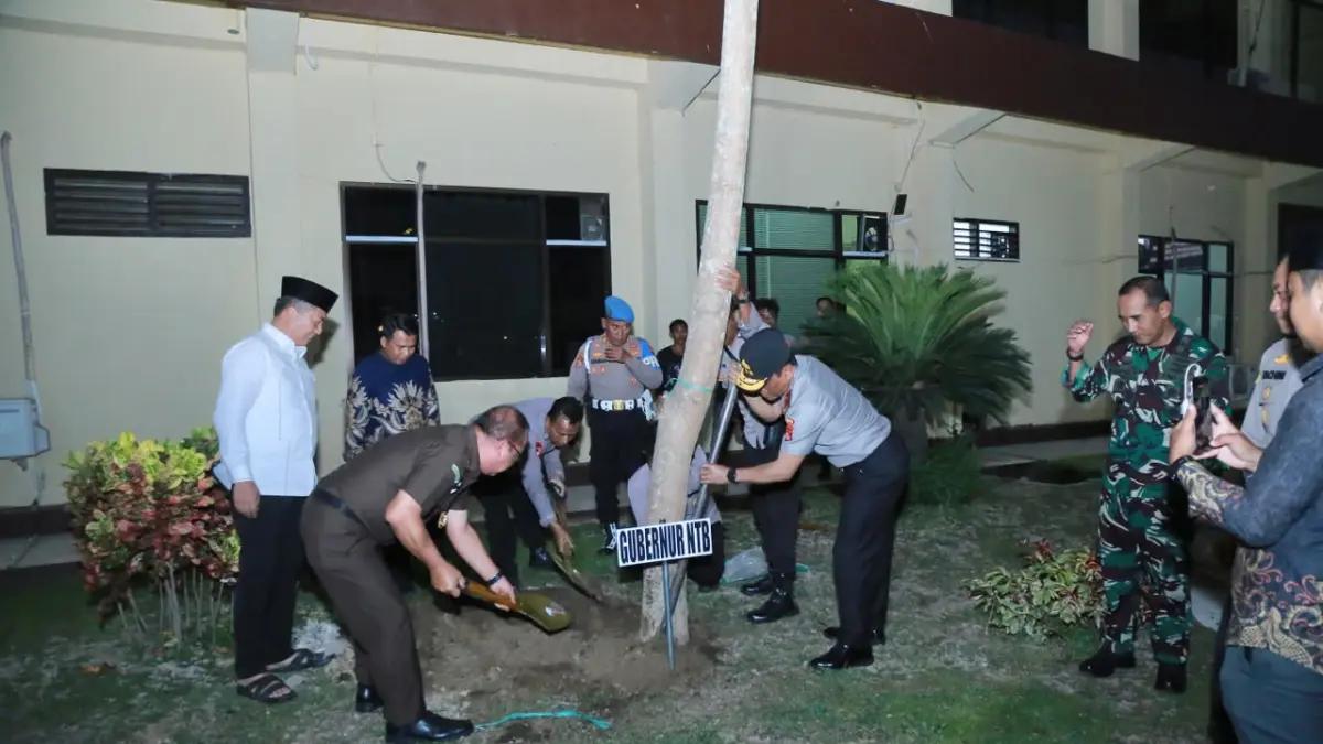 Kapolda NTB bersama Gubernur dan unsur Forkopimda melakukan penanaman pohon.