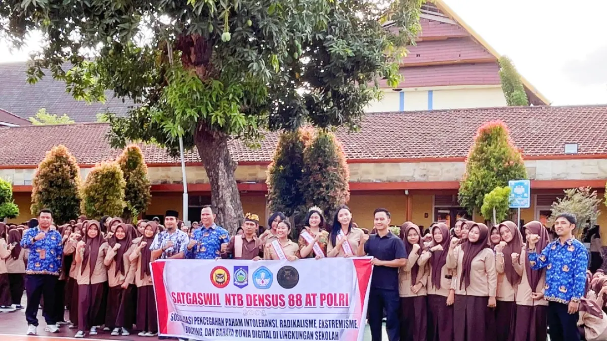 Dikpora NTB bersama Densus 88 dan siswa SMAN 1 Mataram usai sosialisasi.