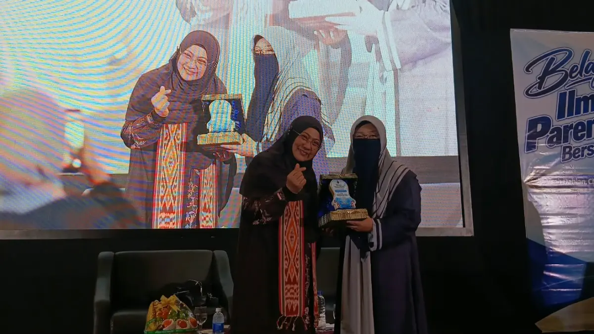 KENANG-KENANGAN: dr Aisah Dahlan  menerima kenang-kenangan dari Sakinah Fest NTB.