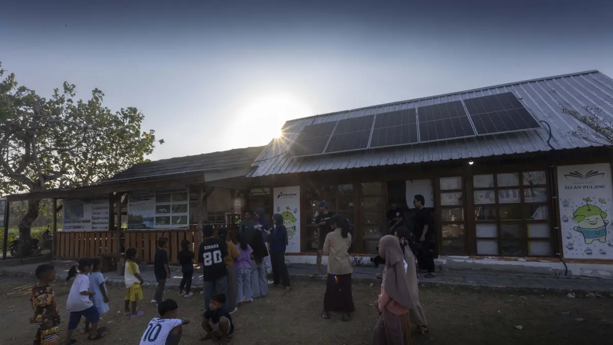 Energi Terbarukan: Anak-anak berbaris di depan Sekolah Alam Anak Pesisir di Desa Cendi Manik, Kecamatan Sekotong (20/9/2026). Pendirian sekolah ini merupakan bagian dari program Tanggung Jawab Sosial dan Lingkungan (TJSL/CSR) PT Pertamina Patra Niaga dalam mendukung pendidikan berbasis lingkungan.