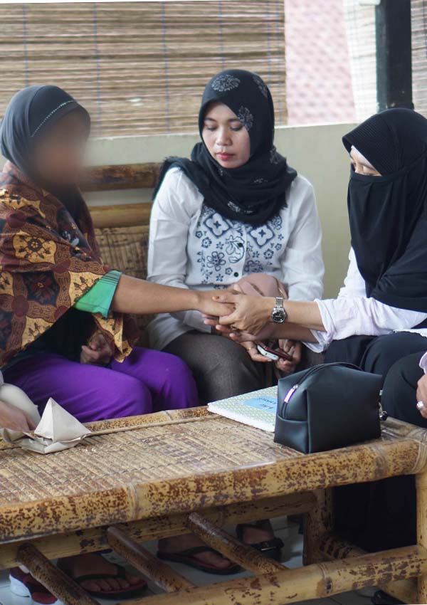 DIPERIKSA: HR, 36 tahun (tengah) pelaku pembunuhan terhadap anaknya sendiri sedang diperiksa Tim P2TP2A dan Dinas P3AKB Lotim di Kantor Unit PPA Reskrim Polres Lotim, kemarin