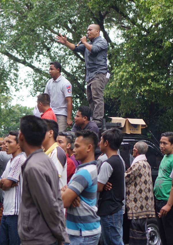 UNJUKRASA: Warga Desa Korleko, Kecamatan Labuhan Haji mendemo kepala desanya di depan Kantor Desa Korleko, kemarin