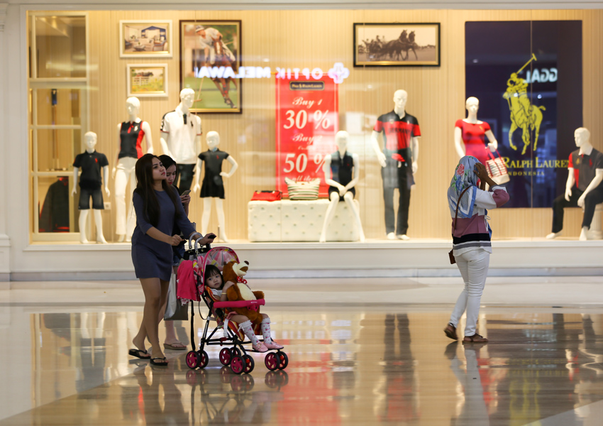 BERBURU KEBUTUHAN: Seorang wanita mendorong kereta bayi di Lombok Epicentrum Mall, pusat perbelanjaan terbesar di Kota Mataram, Rabu (9/1). Pertumbuhan ekonomi di daerah ini membuat LEM selalu ramai didatangi konsumen.