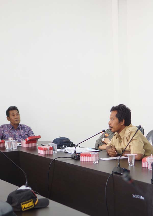 TANGGUNG JAWAB: Lurah Kelayu Utara Erliyawan (tengah) sedang menjelaskan pembangunan SPBU Kelayu Utara dalam hearing warga dengan komisi III dan IV di Kantor DPRD Lotim, kemarin