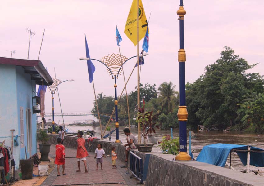 SEMAKIN CANTIK: Anak-anak yang bersentuhan langsung dengan jalan di bantaran muara Sungai Jangkok menikmati keindahan dan kenyamanan kawasan tersebut untuk bermain dan jalan kaki, kemarin (23/1).