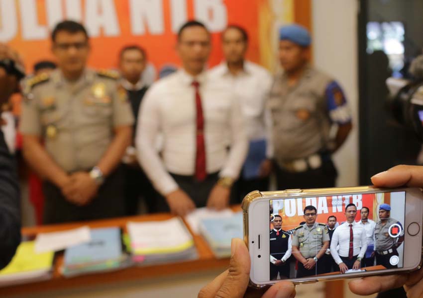 SEGERA TAHAP DUA: Kasubdit III Tipikor Ditreskrimsus Polda NTB AKBP Syarif Hidayat bersama Kabid Humas Kombes Pol Komang Suartana menerangkan kronologi penangkapan tersangka korupsi Azhar, kemarin (15/1).