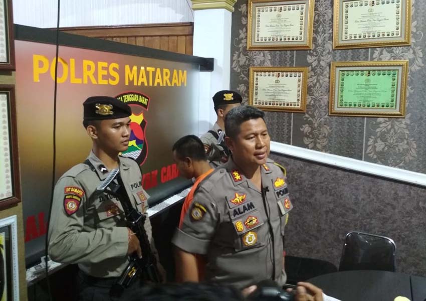 TANGKAP TUKANG CABUL: Kapolres Mataram AKBP Saiful Alam menerangkan kronologis penangkapan AR, terduga pelaku persetubuhan terhadap anak, kemarin (7/1).