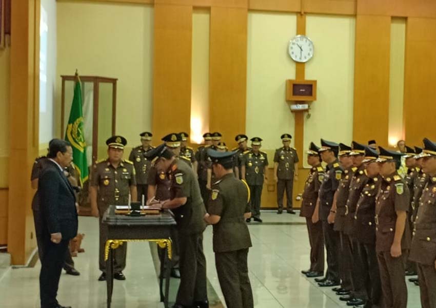 KAJATI BARU:  Jaksa Agung HM Prasetyo melantik Arif sebagai Kepala Kejaksaan Tinggi NTB menggantikan Mohammad Dofir, di Kejagung, kemarin (9/1).