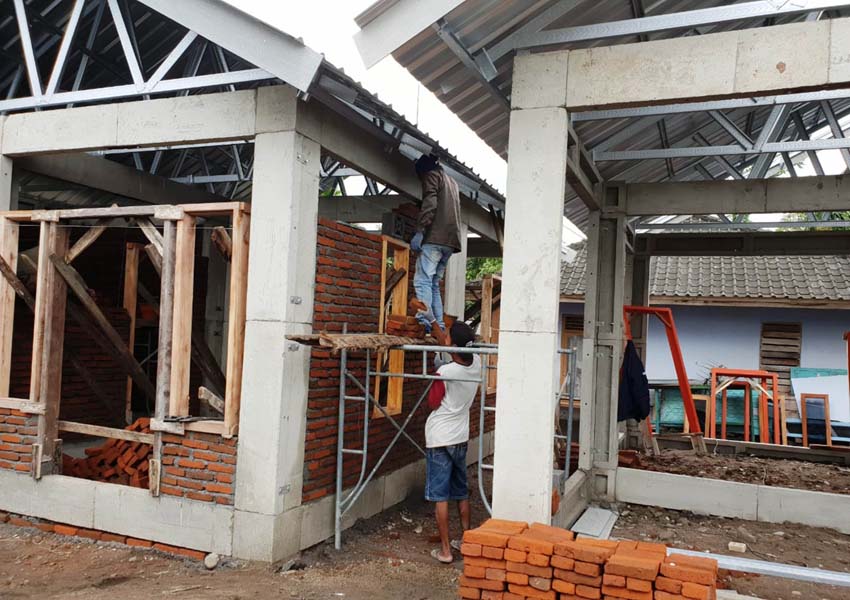 MULAI BERDIRI: Beberapa Risha yang mulai berdiri di Desa Aik Berik, Batukliang Utara Lombok Tengah,  beberapa waktu lalu.
