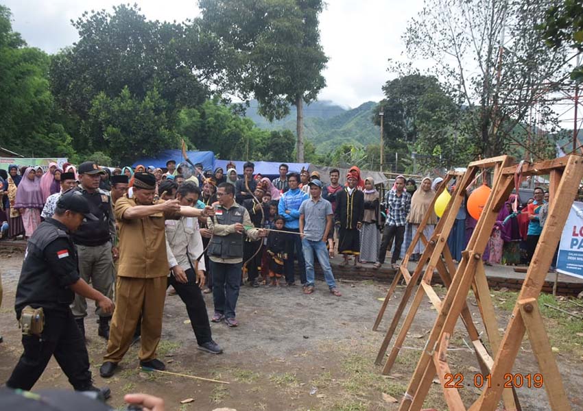 MEMANAH: Bupati Lotim HM Sukiman Azmy mencoba memanah saat meresmikan desa wisata Sembalun Rinjani di Kecamatan Sembalun, kemarin (22/1).