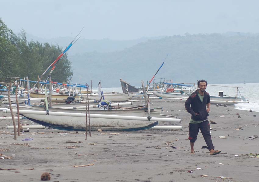 TAK BEROPERASI: Sejumlah perahu nelayan Dusun Cemara, Desa Lembar Selatan, terlihat parkir di bibir pantai, kemarin (3/1).