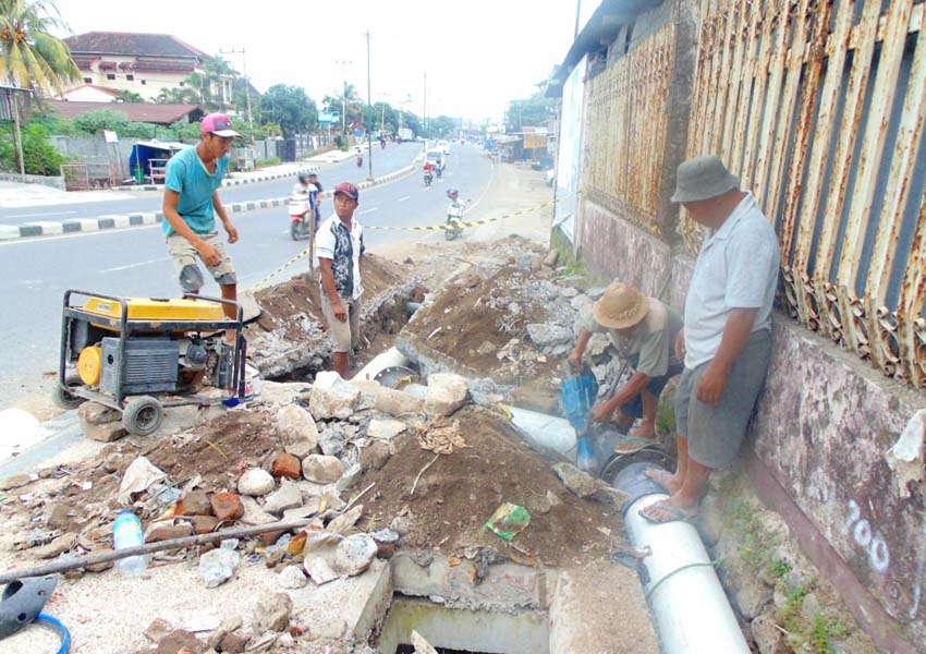 Ilustrasi Pemasangan Pipa PDAM (Dok. Lombok Post)