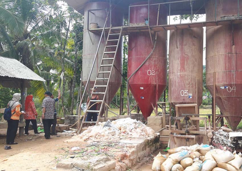 SIDAK: Kadis Perdagangan NTB Hj Putu Selly Andayani meninjau penggunaan mercuri di lokasi tambang emas rakyat di Sekotong, Lombok Barat, Desember lalu.