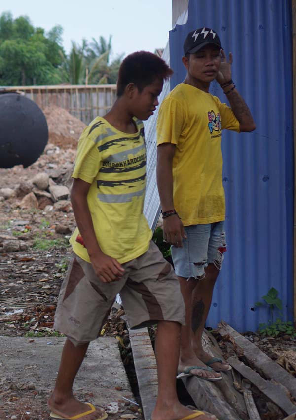 MASIH BEKERJA: Dua orang melintas di depan proyek pembangunan SPBU di Kampung Baru Ledang, Kelurahan Kelayu Utara, Kecamatan Selong, kemarin