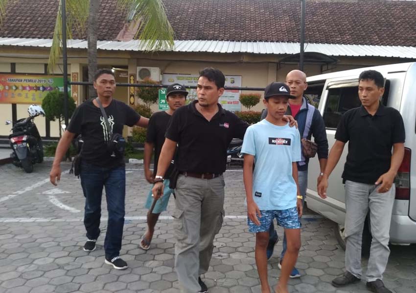 DITANGKAP: Tim Resmob 701 Satreskrim Mataram menangkap pemilik akun facebook Imran Kumis karena dianggap mengunggah status ujaran kebencian, Sabtu (19/1).