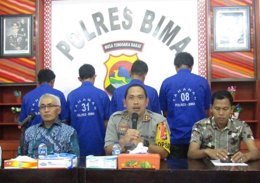 BUNTUT PERUSAKAN: Empat pelaku yang diduga merusak Kantor Desa Monta, berhasil ditangkap aparat, akhir pekan lalu. Polisi hingga kemarin (1/1), masih memburu empat pelaku lainnya.