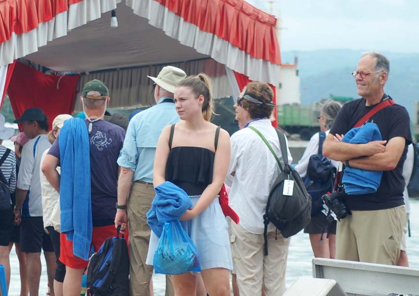 MULAI SERBU LOMBOK: Sejumlah wisatawan mancanagara yang datang ke Pulau Lombok menggunakan kapal pesiar di Pelabuan Lembar awal Januari.